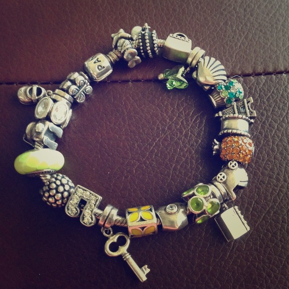 ❤️SoLD❤️Authentic pandora bracelet and charms