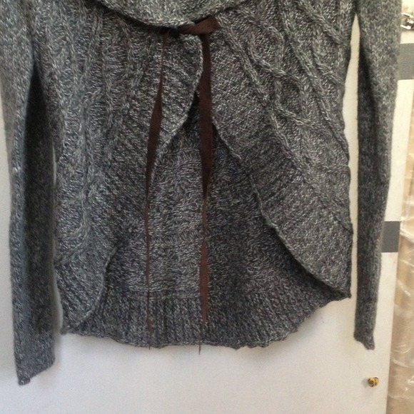 Sweater with unique design - Picture 2 of 3