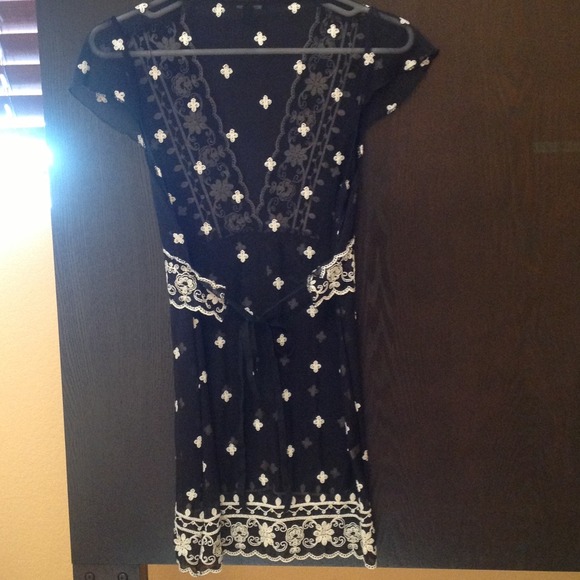 Sheer Floral V-neck Dress Shirt - Picture 3 of 4