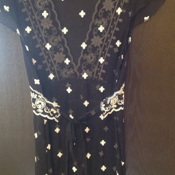 Sheer Floral V-neck Dress Shirt - Picture 4 of 4