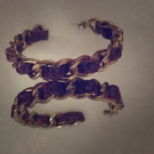 BUNDLE GUESS HOOP EARRINGs