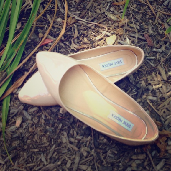Steve Madden patent leather nude flats. NEVER WORN