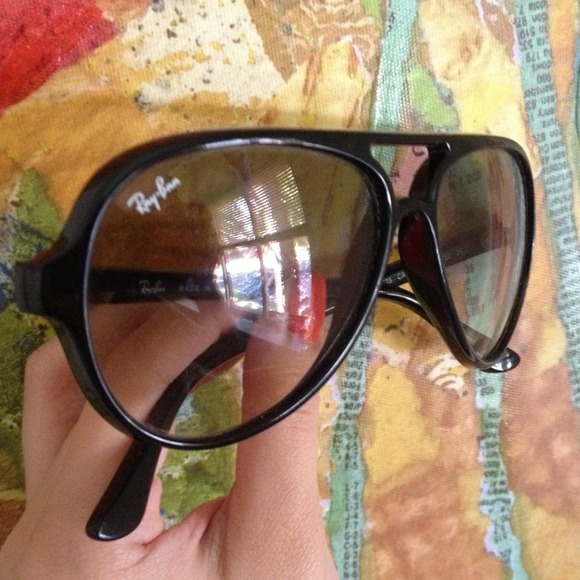 Authentic Ray•Ban unisex sunglasses