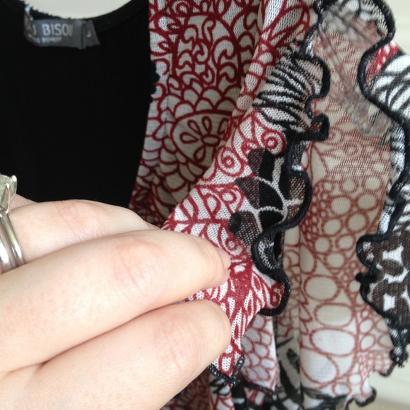 Red,Black&White Floral Ruched VNeck W/Flutter Slvs - Picture 2 of 4