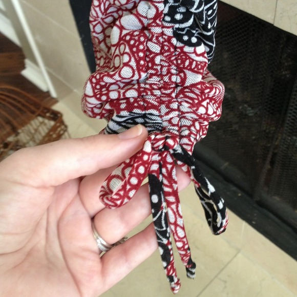 Red,Black&White Floral Ruched VNeck W/Flutter Slvs - Picture 3 of 4