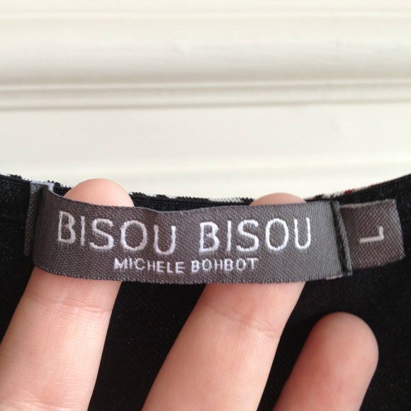 Red,Black&White Floral Ruched VNeck W/Flutter Slvs - Picture 4 of 4