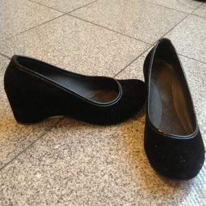 Cute winter crocs! They feel fuzzy like velvet.