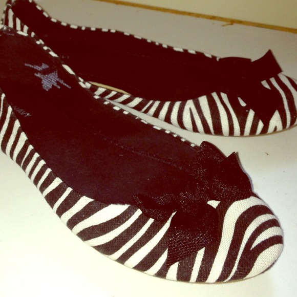 🎈REDUCED OCT 19🎈 Size 7 old navy zebra flats - Picture 1 of 1