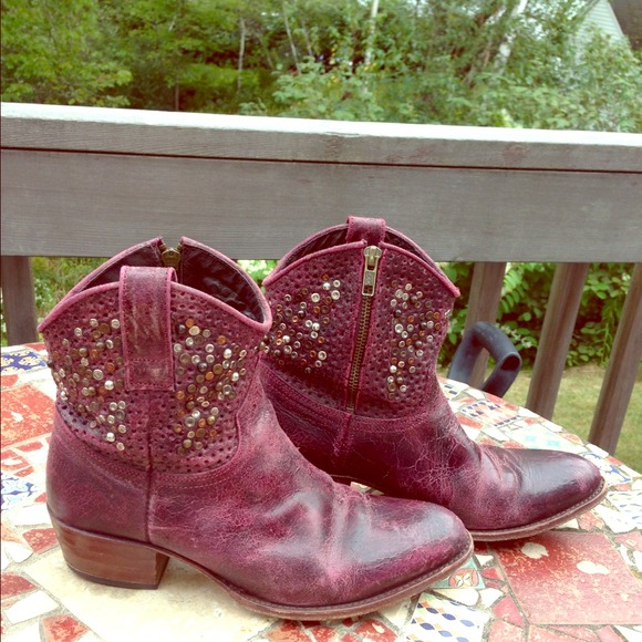 HOLD Tracy 26 STUDDED FRYE BOOTS 💛