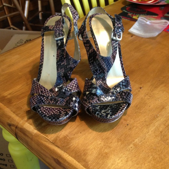 Cut out multi color pumps