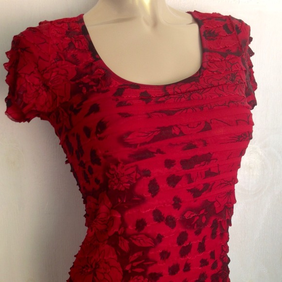 Cute red and black top - Picture 1 of 1
