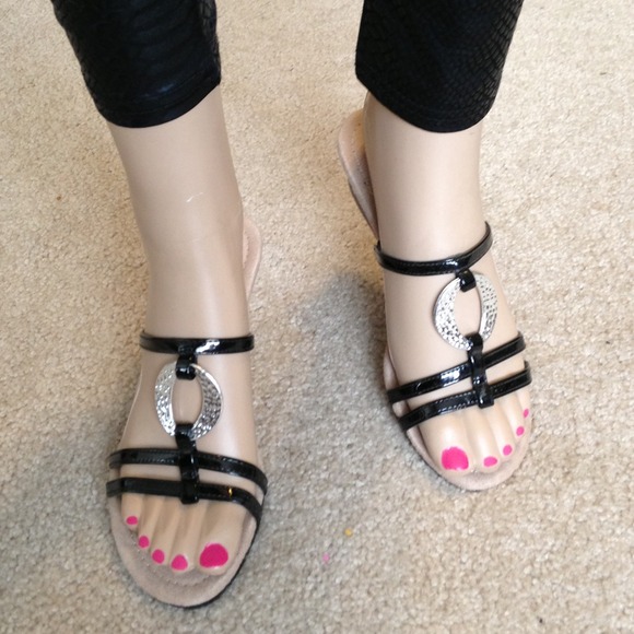 Flat sandals - Picture 2 of 3