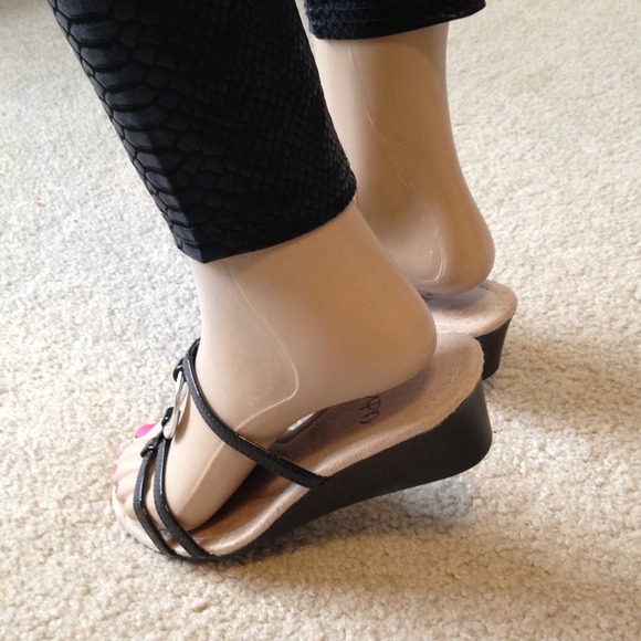 Flat sandals - Picture 3 of 3