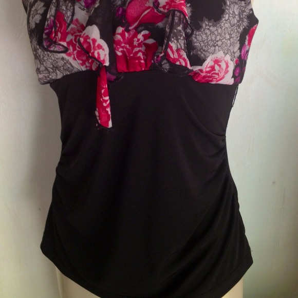 Cute ruffle top - Picture 2 of 4