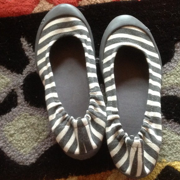 Swat culture size 39 gray and cream slip on flats.