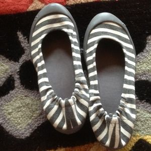 Swat culture size 39 gray and cream slip on flats.