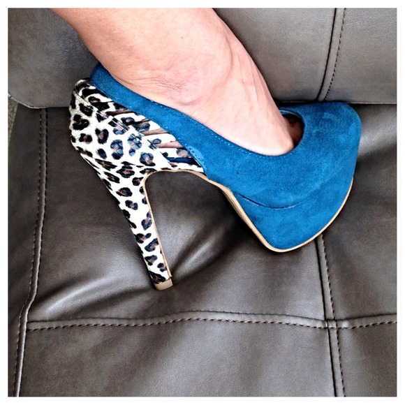 Teal pumps 🚫SOLD IN A BUNDLE🚫 - Picture 2 of 3