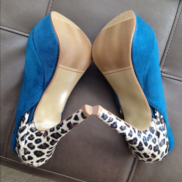 Teal pumps 🚫SOLD IN A BUNDLE🚫 - Picture 3 of 3