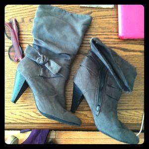 APT9 Grey Suede Heal Boots