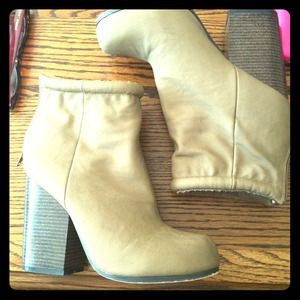 Cute faux leather boots with fur lining