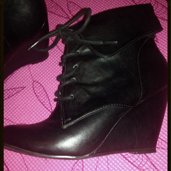 SOLD🌟Nine West wedge boots - Picture 3 of 3
