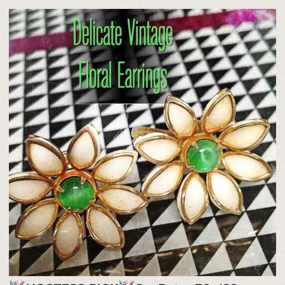 🎉HOSTESS PICK🎉Sm Retro 50s/60s Screw Backs - Picture 2 of 2