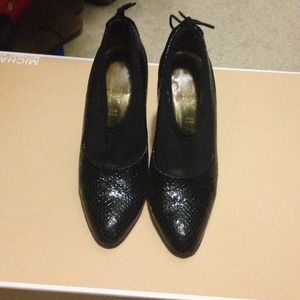 SOLD!!! DKNY snakeskin pumps
