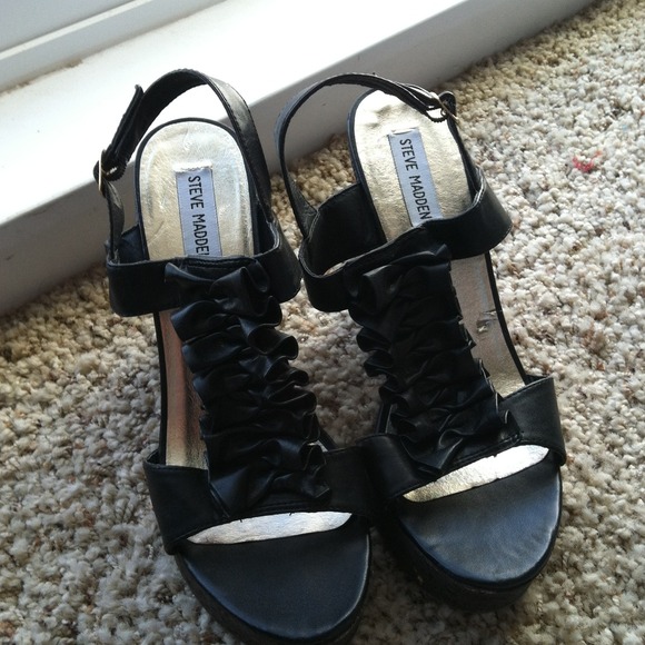 Steve Madden black wedges