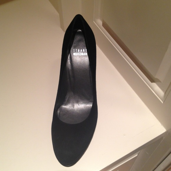 Stuart Weitzman Blk Suede pump - Picture 2 of 3