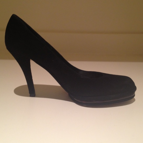 Stuart Weitzman Blk Suede pump - Picture 3 of 3