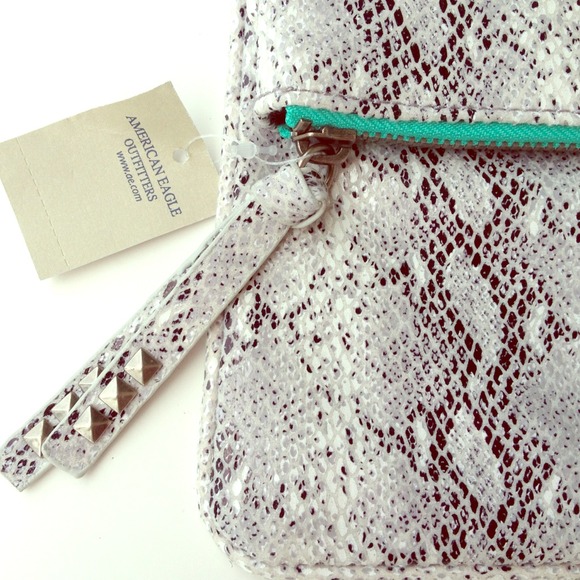 ⛔️SOLD⛔️ 💕American Eagle Snakeskin Clutch💕