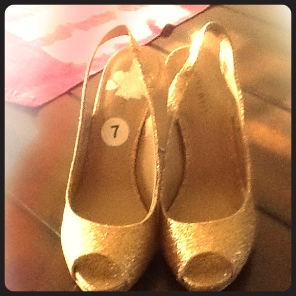 Nine West gold glittered peep toes heel