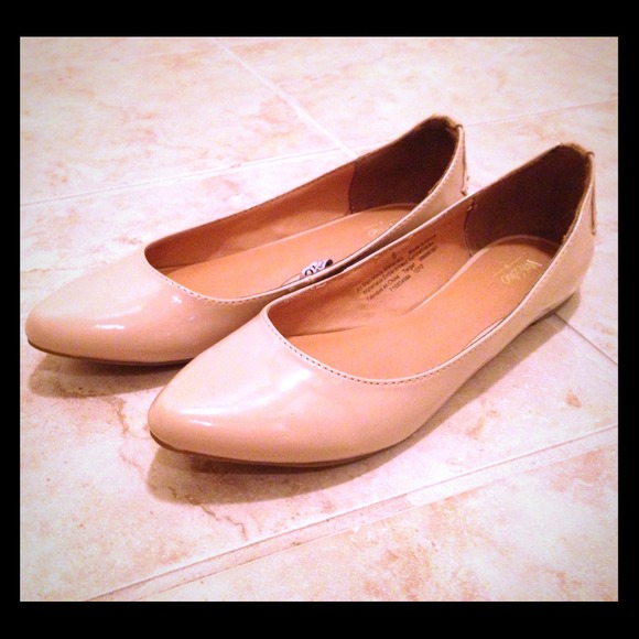 🚫🚫SOLD🚫🚫Blush pink flats with gold studs - Picture 1 of 3