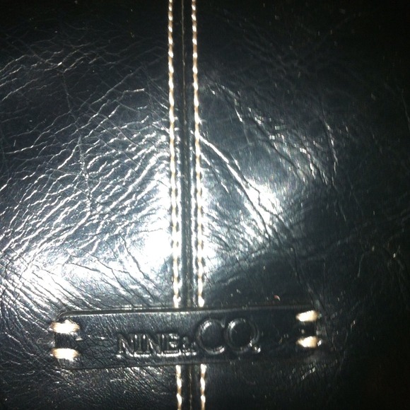 💋NINE &CO BLACK PATENT LEATHER HANDBAG💋 - Picture 3 of 4