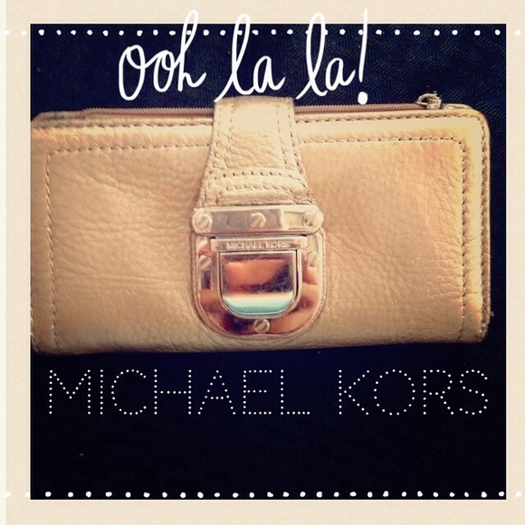 ❤Reduced❤Michael kors buckle Wallet
