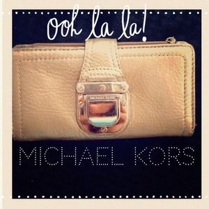 ❤Reduced❤Michael kors buckle Wallet