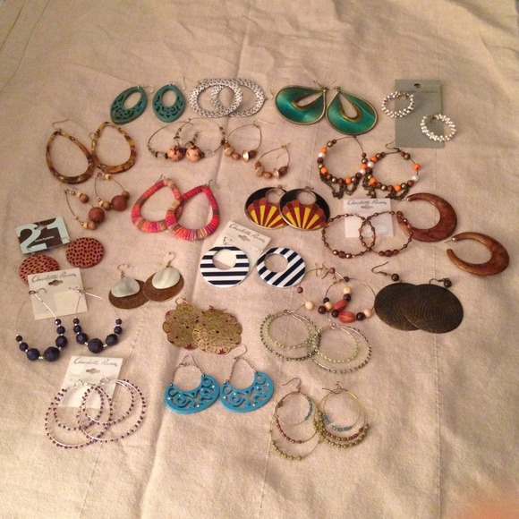⛔️⛔️SOLD IN BUNDLE⛔️⛔️24 pairs of earrings!