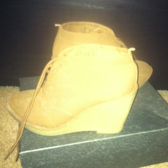 Tan Suede Wedge boots - Picture 2 of 2