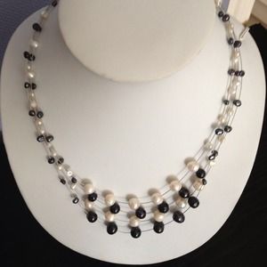 Freshwater Pearl Necklace: Black & White