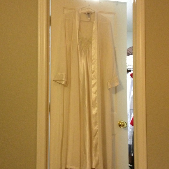 Beautiful matching nightie and robe set