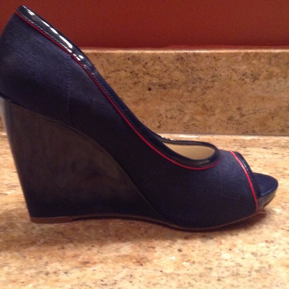 Navy blue linen with red piping wedges Peeptoad - Picture 2 of 3