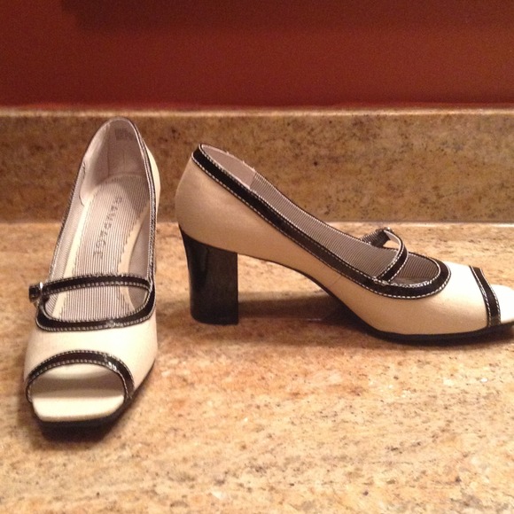 Rampage ivory and black sandals - Picture 1 of 3