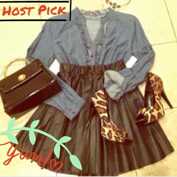 🎉Host Pick🎉BNWT Denim Ruffle Top
