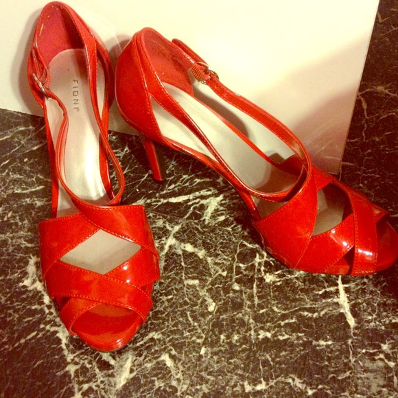 Beautiful Bright Red Shiny Heels - Picture 1 of 1