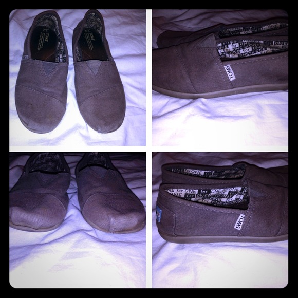 Grey toms