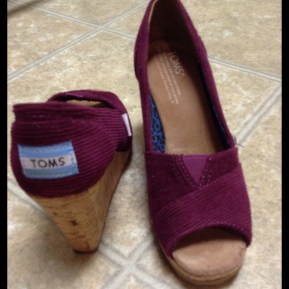 Toms wedges in wine corduroy