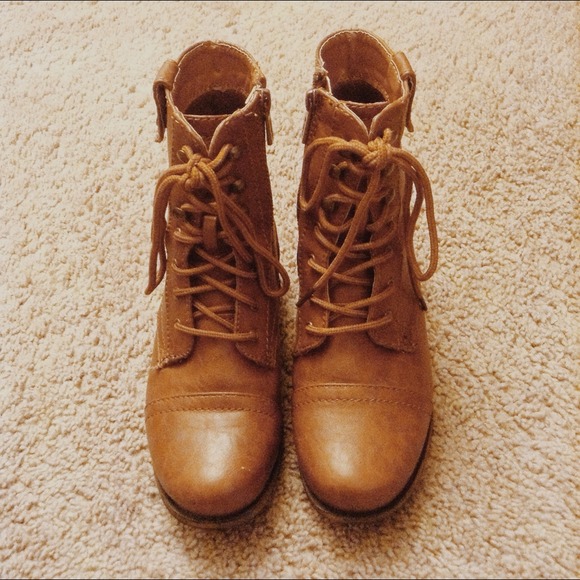 ❗ON HOLD❗Lace up boots