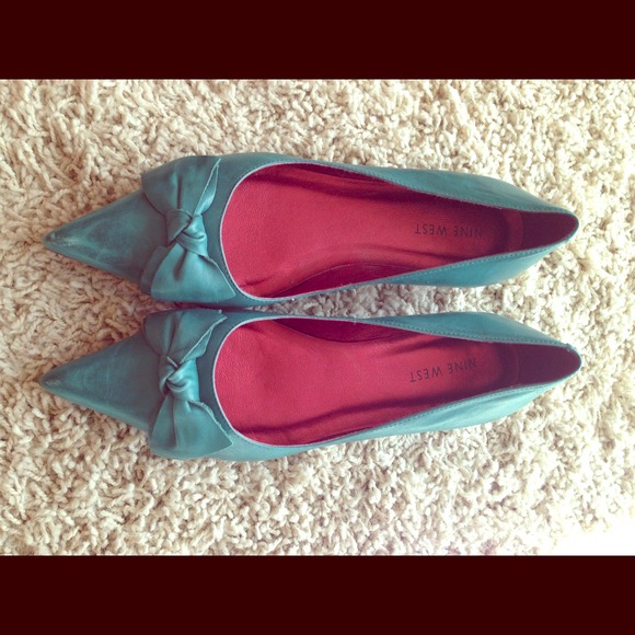 Nine West pointed green flats
