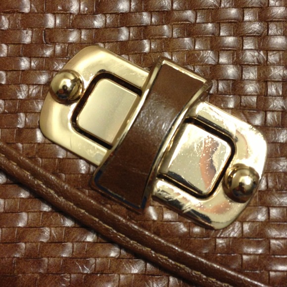 ❌SOLD❌Brown woven purse/clutch - Picture 2 of 4