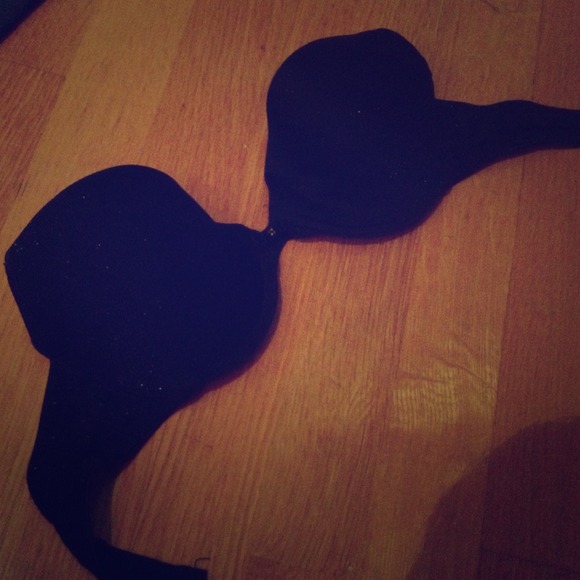 Perfectly hidden black strapless bra